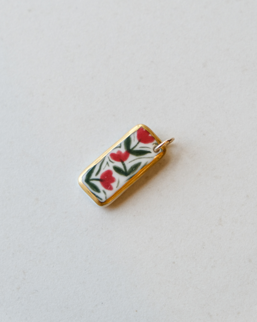 Médaillon Tulipes en porcelaine blanche et or 14k fait main