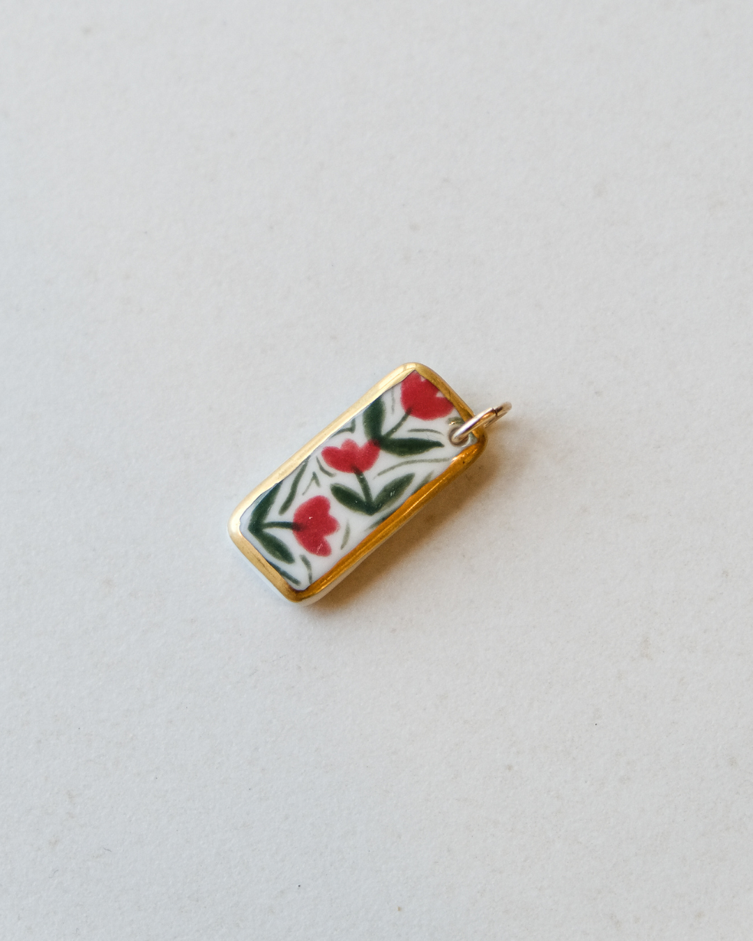 Médaillon Tulipes en porcelaine blanche et or 14k fait main