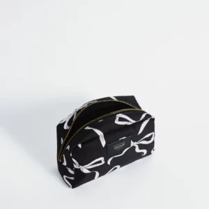 Trousse de toilette Carlota noire, compacte, fabriquée en tissu recyclé avec finition déperlante, pour organiser vos essentiels de beauté au quotidien.