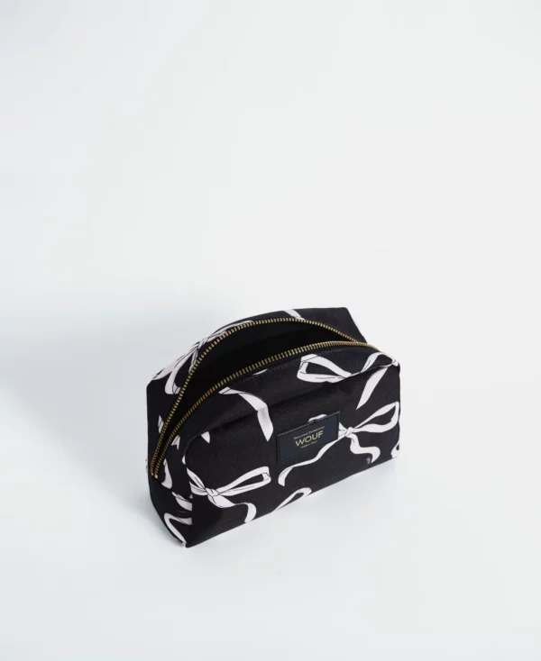 Trousse de toilette Carlota noire, compacte, fabriquée en tissu recyclé avec finition déperlante, pour organiser vos essentiels de beauté au quotidien.