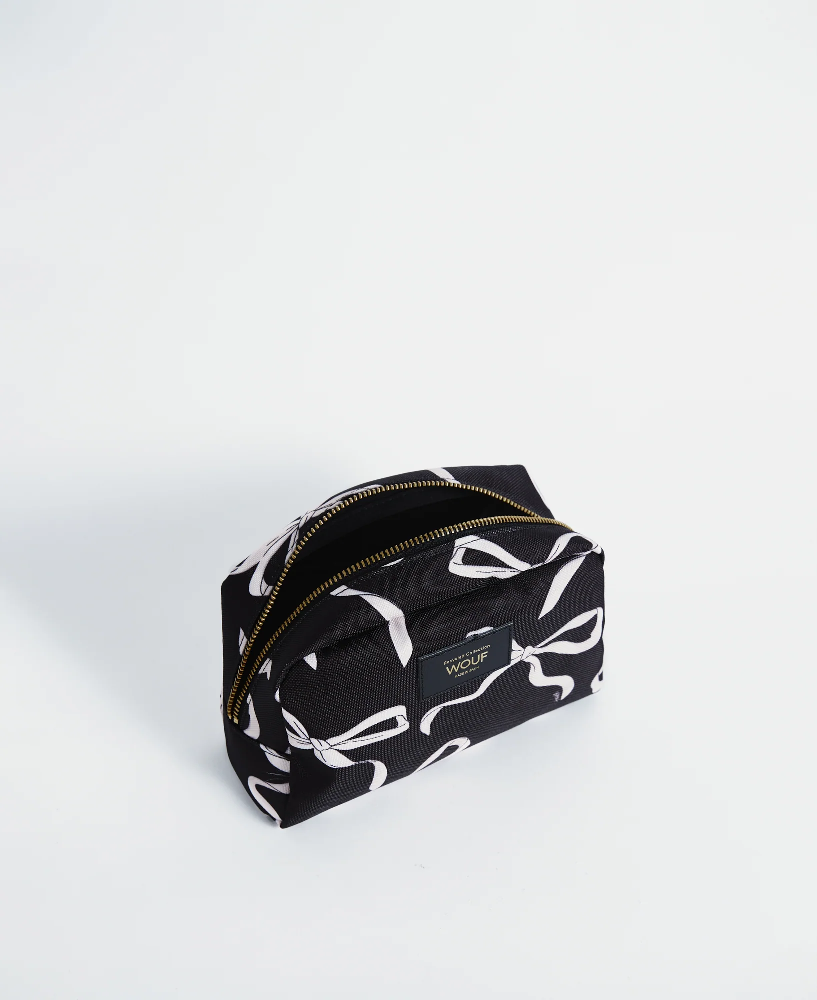 Trousse de toilette Carlota noire, compacte, fabriquée en tissu recyclé avec finition déperlante, pour organiser vos essentiels de beauté au quotidien.