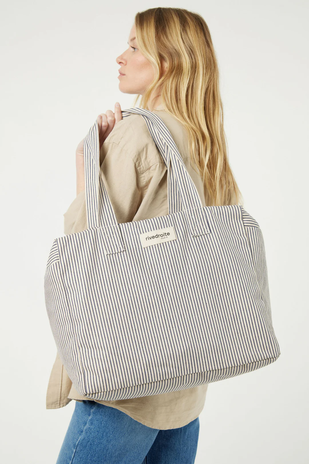 Sac cabas rayé bleu marine et blanc CÉLESTINS 24h en coton recyclé et organique, format spacieux avec anses longues.