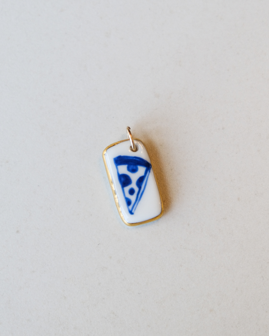 Médaillon pizza en porcelaine blanche et or 14k fait main
