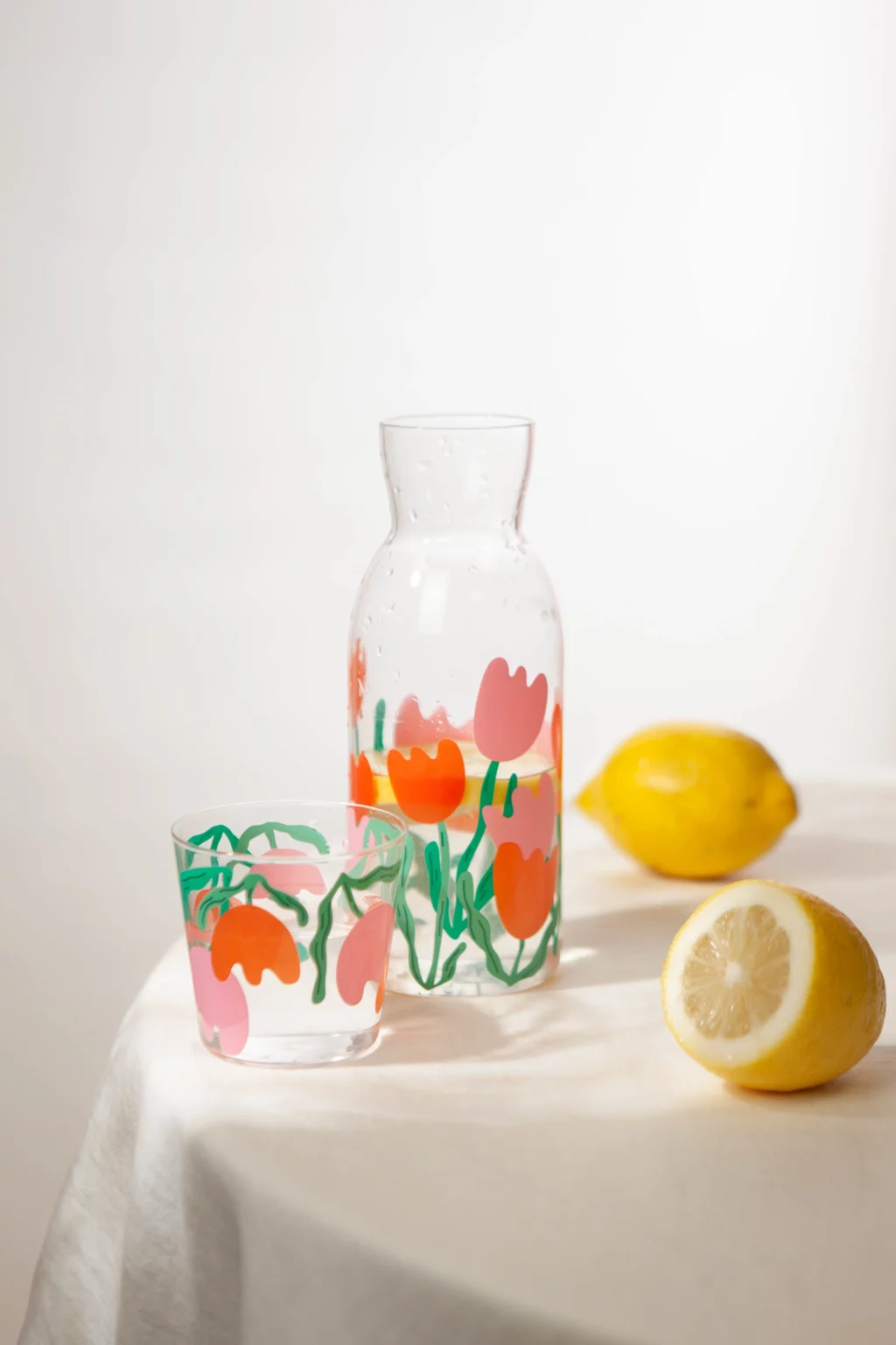 Carafe et verre "Fleurs", design élégant avec des motifs floraux, parfaits pour ajouter une touche de fraîcheur à votre table.