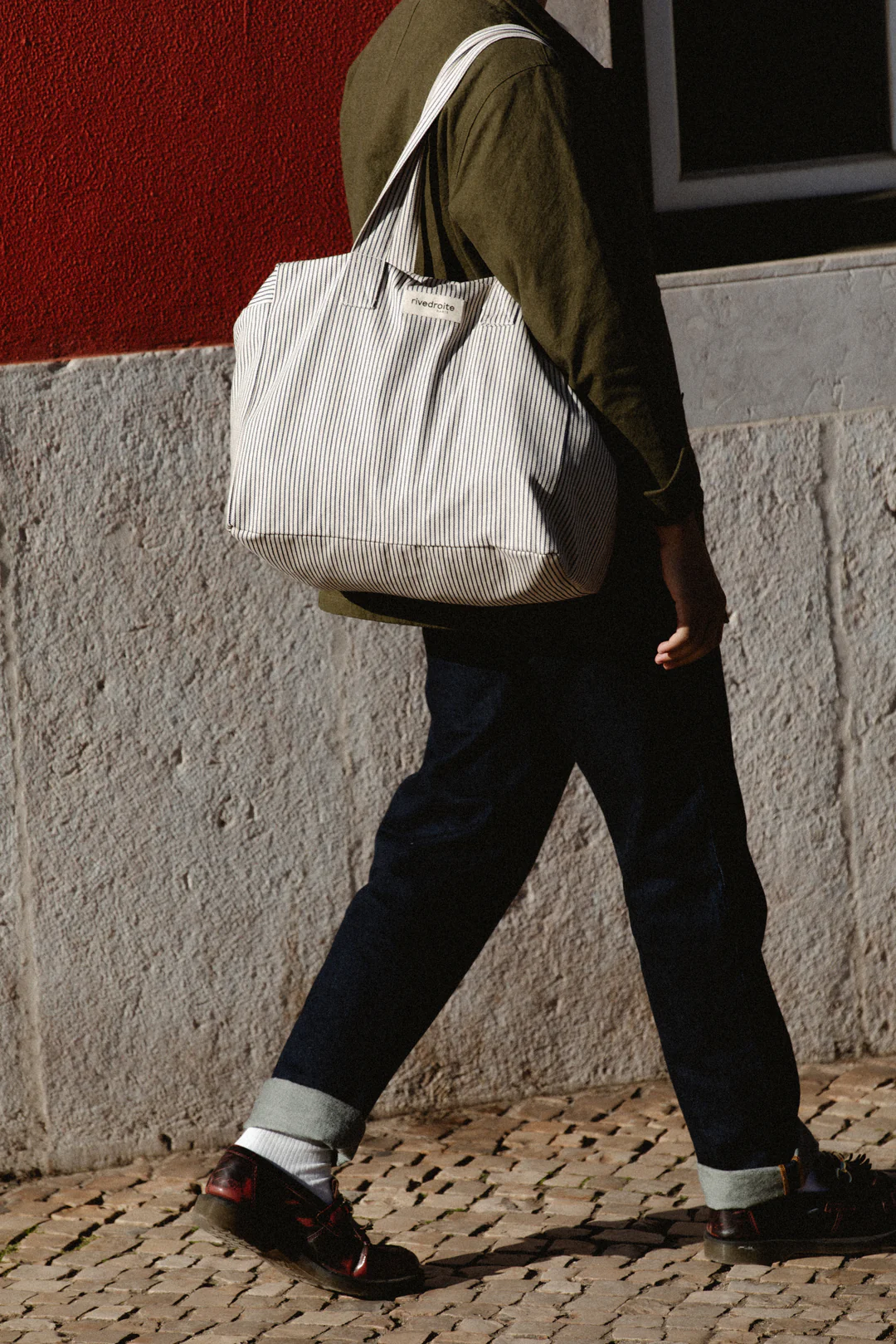 Sac cabas rayé bleu marine et blanc CÉLESTINS 24h en coton recyclé et organique, format spacieux avec anses longues.