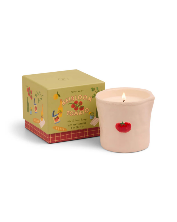 Bougie Paddywax Tomate Heirloom, en céramique blanche avec motif tomate peint à la main. Parfum citron, tomate et sauge. Cire végétale, 226g.