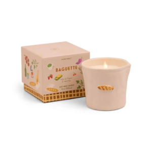 Bougie Paddywax Baguette en céramique blanche, avec motif baguette peint à la main. Parfum de pain chaud, thym et romarin. Cire de soja végétale, 226g.