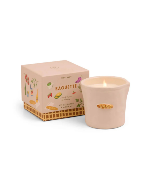 Bougie Paddywax Baguette en céramique blanche, avec motif baguette peint à la main. Parfum de pain chaud, thym et romarin. Cire de soja végétale, 226g.
