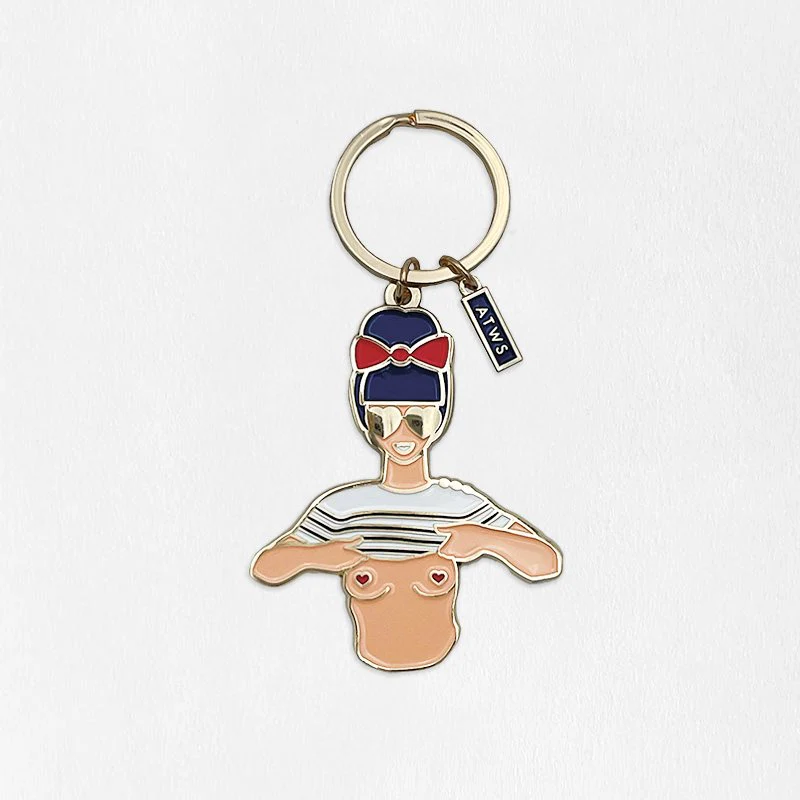 Porte-clés en métal doré émaillé représentant une femme sexy en marinière style vintage, accessoire rétro et élégant.