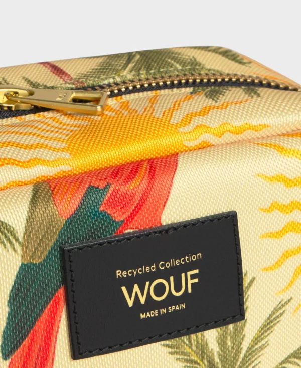 Trousse de toilette Rio en tissu recyclé, pratique et compacte, avec finition déperlante et poches de rangement pour vos essentiels de beauté.