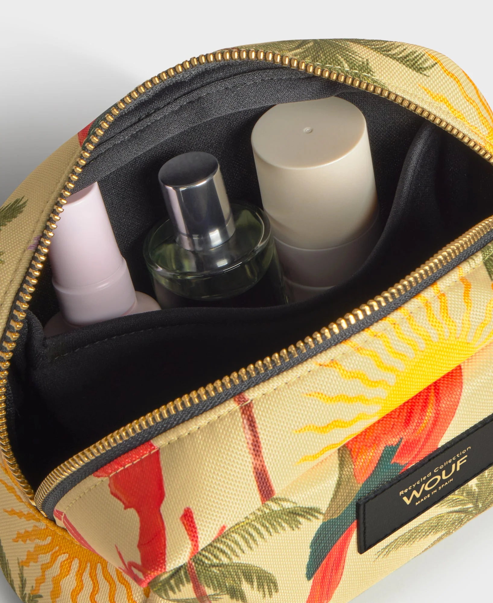 Trousse de toilette Rio en tissu recyclé, pratique et compacte, avec finition déperlante et poches de rangement pour vos essentiels de beauté.