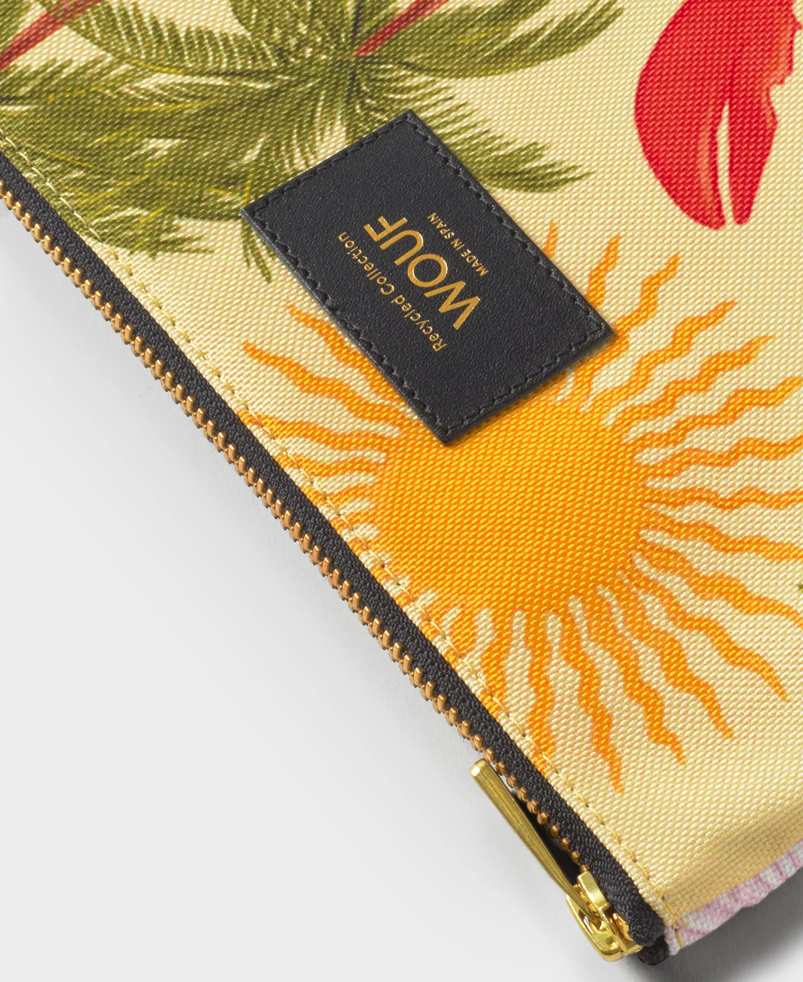 Pochette Rio noire en tissu recyclé avec fermeture éclair, parfaite pour organiser ses essentiels du quotidien avec style et durabilité.