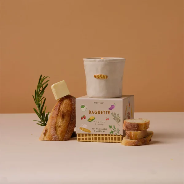 Bougie Paddywax Baguette en céramique blanche, avec motif baguette peint à la main. Parfum de pain chaud, thym et romarin. Cire de soja végétale, 226g.