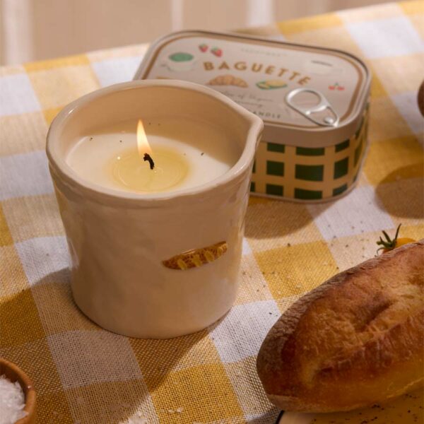 Bougie Paddywax Baguette en céramique blanche, avec motif baguette peint à la main. Parfum de pain chaud, thym et romarin. Cire de soja végétale, 226g.