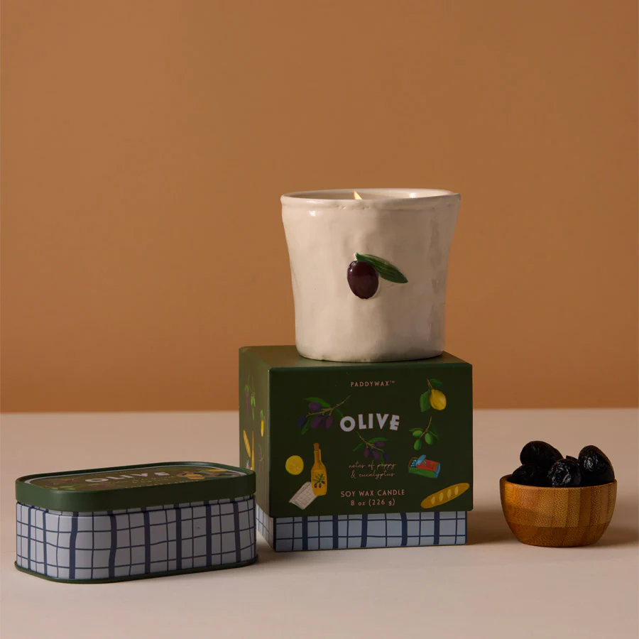 Bougie Paddywax Olive en céramique blanche avec illustration d’olive peinte à la main. Parfum floral et végétal. Cire de soja végétale, 226g.