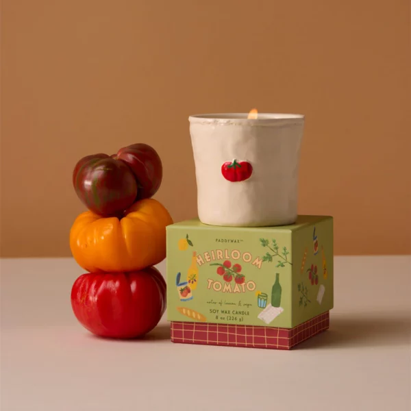 Bougie Paddywax Tomate Heirloom, en céramique blanche avec motif tomate peint à la main. Parfum citron, tomate et sauge. Cire végétale, 226g.