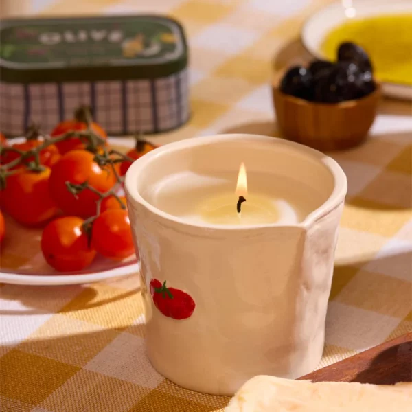 Bougie Paddywax Tomate Heirloom, en céramique blanche avec motif tomate peint à la main. Parfum citron, tomate et sauge. Cire végétale, 226g.