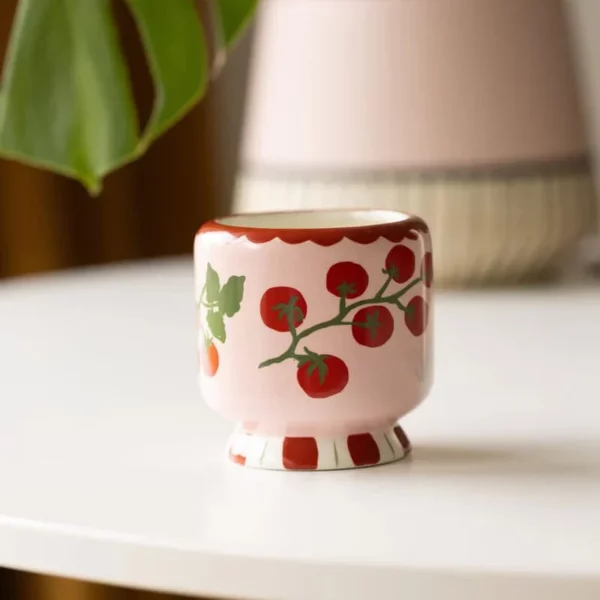 Bougie Bistro Céramique Tomate, 225 ml, parfum aux notes de citron, sauge et tomate ancienne, peinte à la main. Un design unique et un parfum envoûtant.