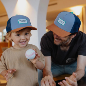 Casquette Mini Marine enfant style trucker éco-responsable en coton biologique.