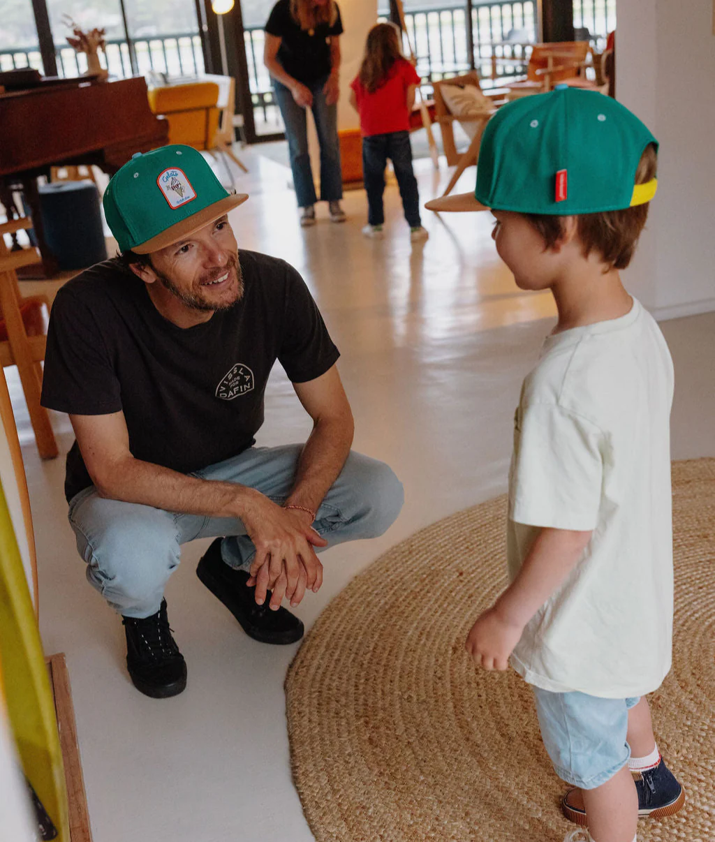 Casquette adulte verte avec patch "Gelato", en coton bio certifié, visière plate et attache réglable, assortie au modèle enfant