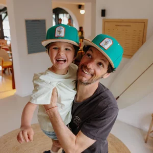 Casquette adulte verte avec patch "Gelato", en coton bio certifié, visière plate et attache réglable, assortie au modèle enfant