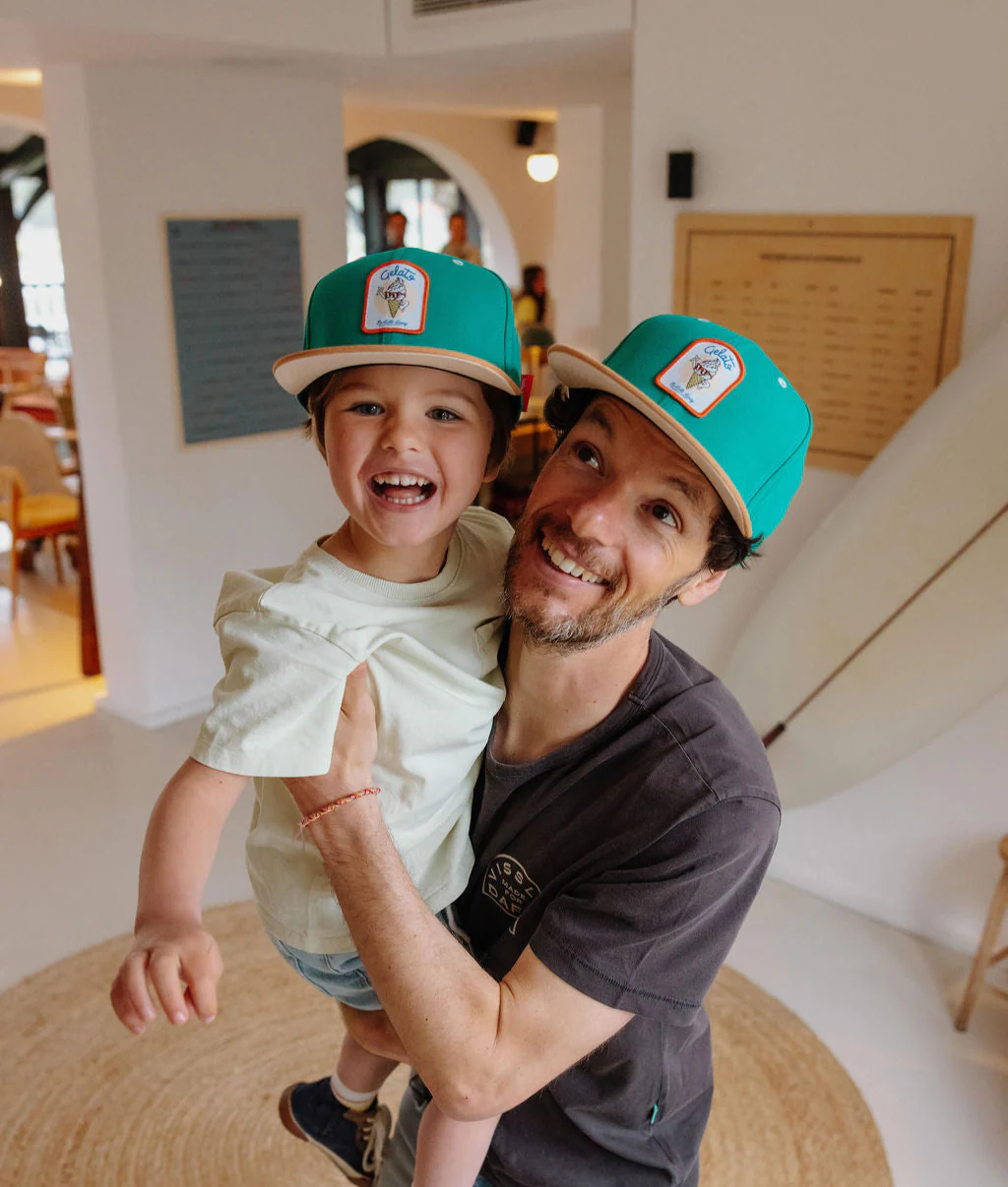 Casquette adulte verte avec patch "Gelato", en coton bio certifié, visière plate et attache réglable, assortie au modèle enfant