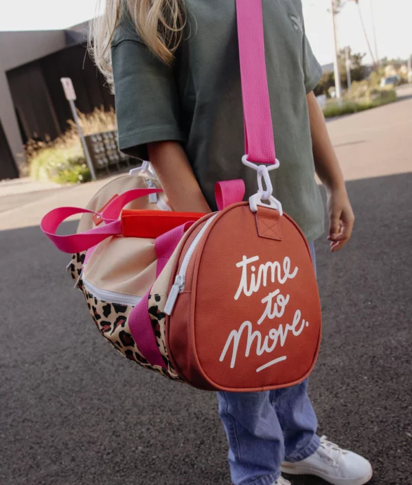 Sac de sport enfant motif léopard, avec bandoulière ajustable, poche à chaussures et tissu en polyester recyclé