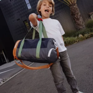 Sac de sport enfant Mini Marine en tissu recyclé, avec bandoulière ajustable, anses et poche chaussures
