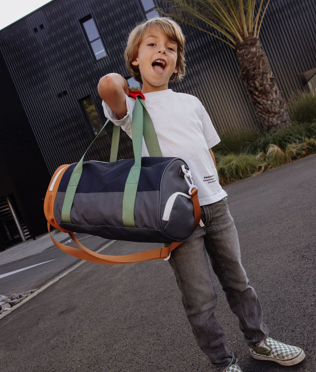 Sac de sport enfant Mini Marine en tissu recyclé, avec bandoulière ajustable, anses et poche chaussures