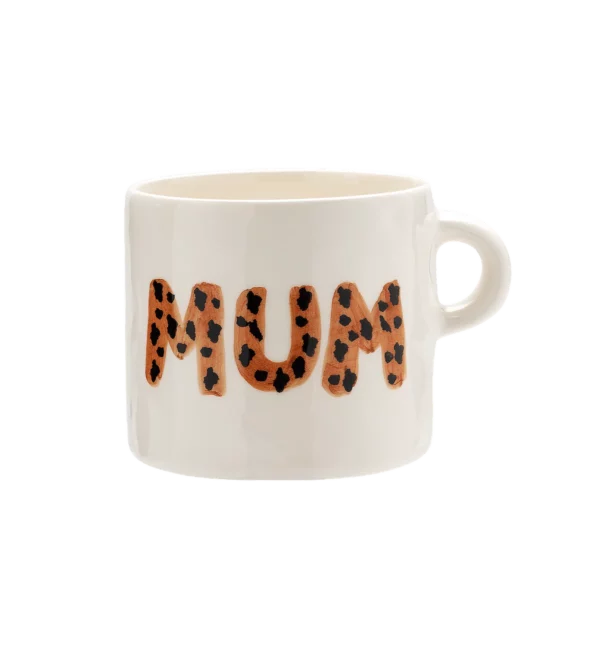 Mug « Mum » léopard, design unique peint à la main, idéal pour un moment cosy autour d’une tasse de thé. Fabriqué en céramique, compatible lave-vaisselle et micro-ondes.