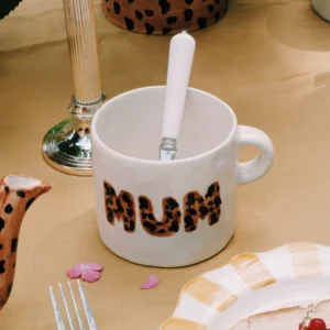 Mug « Mum » léopard, design unique peint à la main, idéal pour un moment cosy autour d’une tasse de thé. Fabriqué en céramique, compatible lave-vaisselle et micro-ondes.