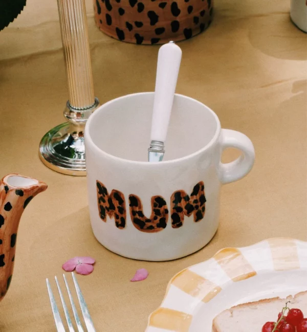 Mug « Mum » léopard, design unique peint à la main, idéal pour un moment cosy autour d’une tasse de thé. Fabriqué en céramique, compatible lave-vaisselle et micro-ondes.