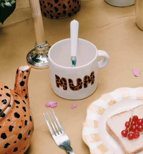 Mug « Mum » léopard, design unique peint à la main, idéal pour un moment cosy autour d’une tasse de thé. Fabriqué en céramique, compatible lave-vaisselle et micro-ondes.