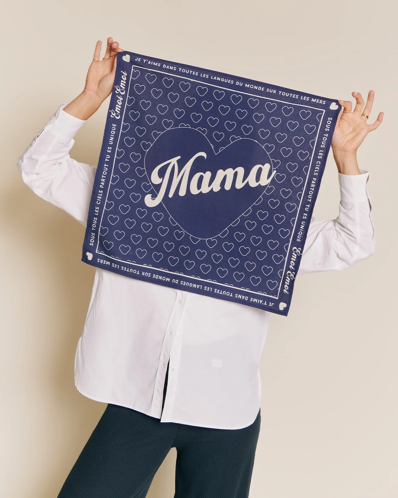 Bandana Je T'Aime Mama Charbon, 100% coton, avec poème exclusif et motif émoi émoi.