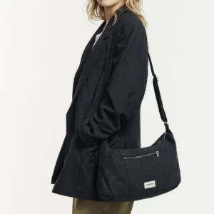 Mini Charlot sac crossbody noir en coton recyclé, avec poches zippées et bandoulière réglable pour un porté à l’épaule ou en bandoulière.