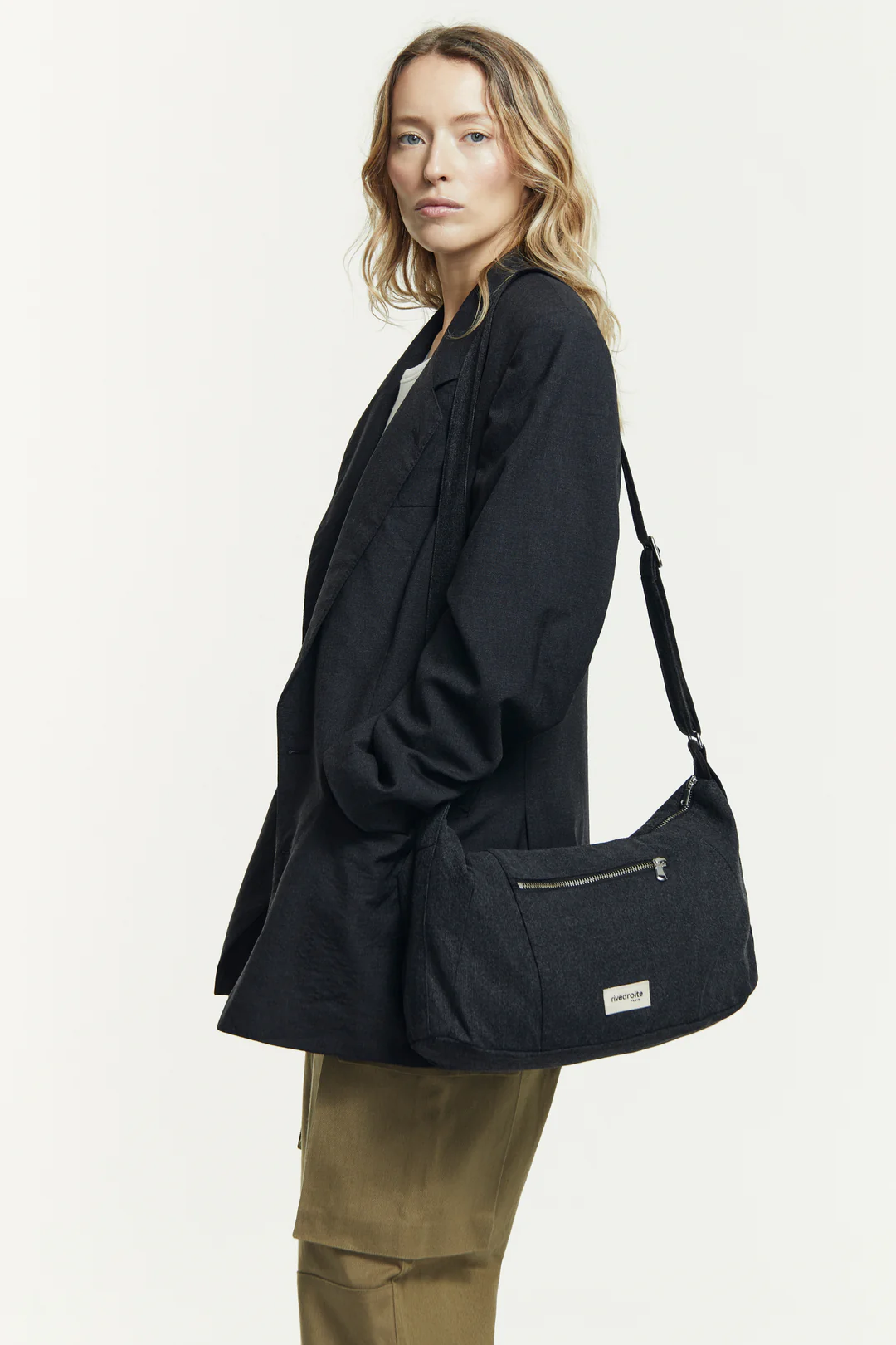 Mini Charlot sac crossbody noir en coton recyclé, avec poches zippées et bandoulière réglable pour un porté à l’épaule ou en bandoulière.