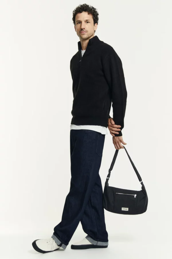 Mini Charlot sac crossbody noir en coton recyclé, avec poches zippées et bandoulière réglable pour un porté à l’épaule ou en bandoulière.