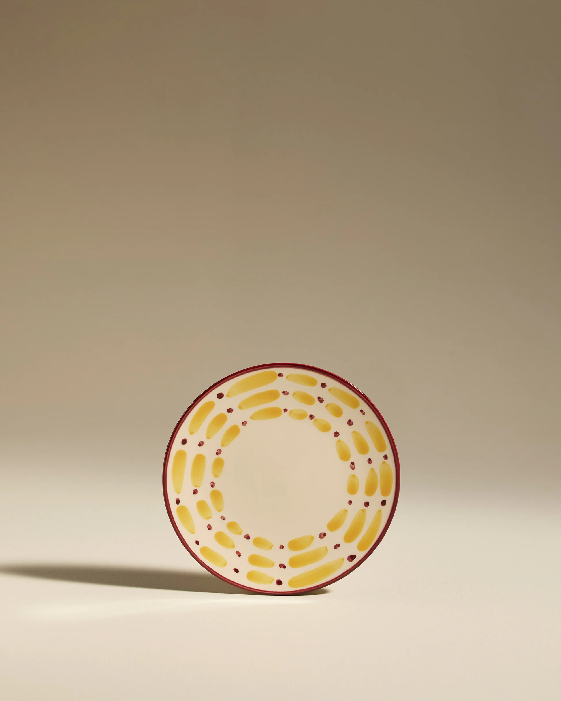 Assiette à dessert Aura Carmin en céramique peinte à la main, 22 cm, fabriquée au Portugal.