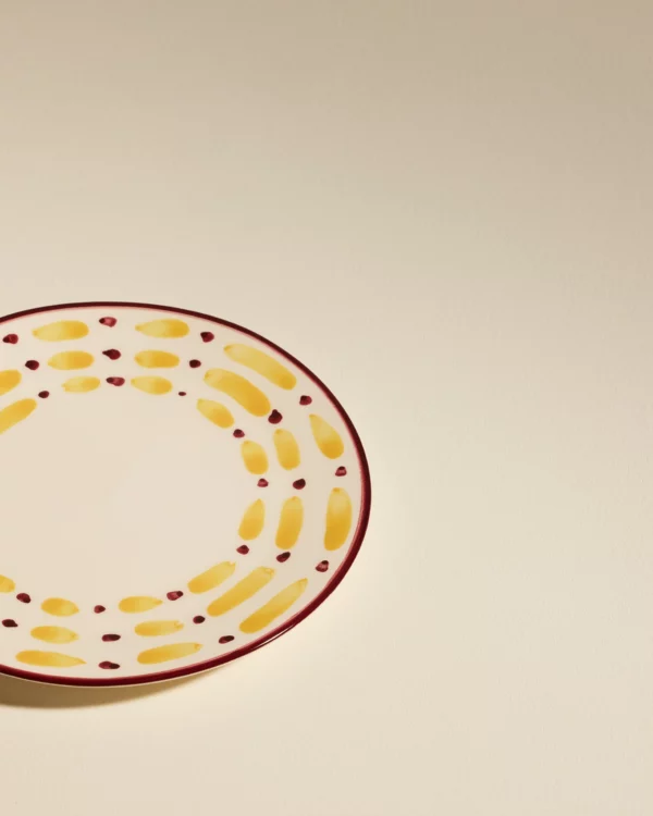 Assiette à dessert Aura Carmin en céramique peinte à la main, 22 cm, fabriquée au Portugal.