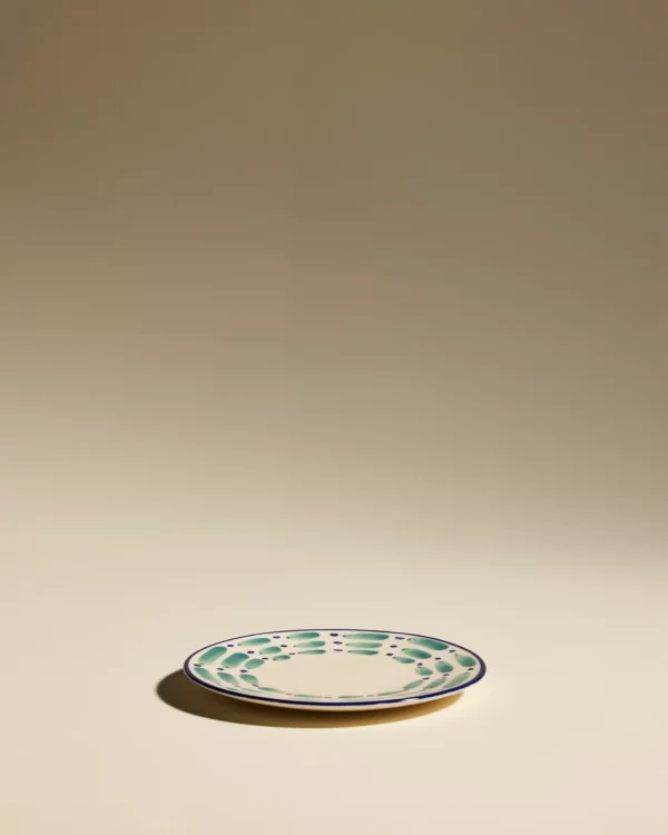 Assiette plate Aura Outremer 22 cm, décor peint à la main, céramique fabriquée au Portugal.