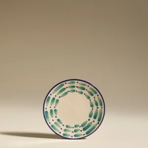 Assiette plate Aura Outremer 22 cm, décor peint à la main, céramique fabriquée au Portugal.