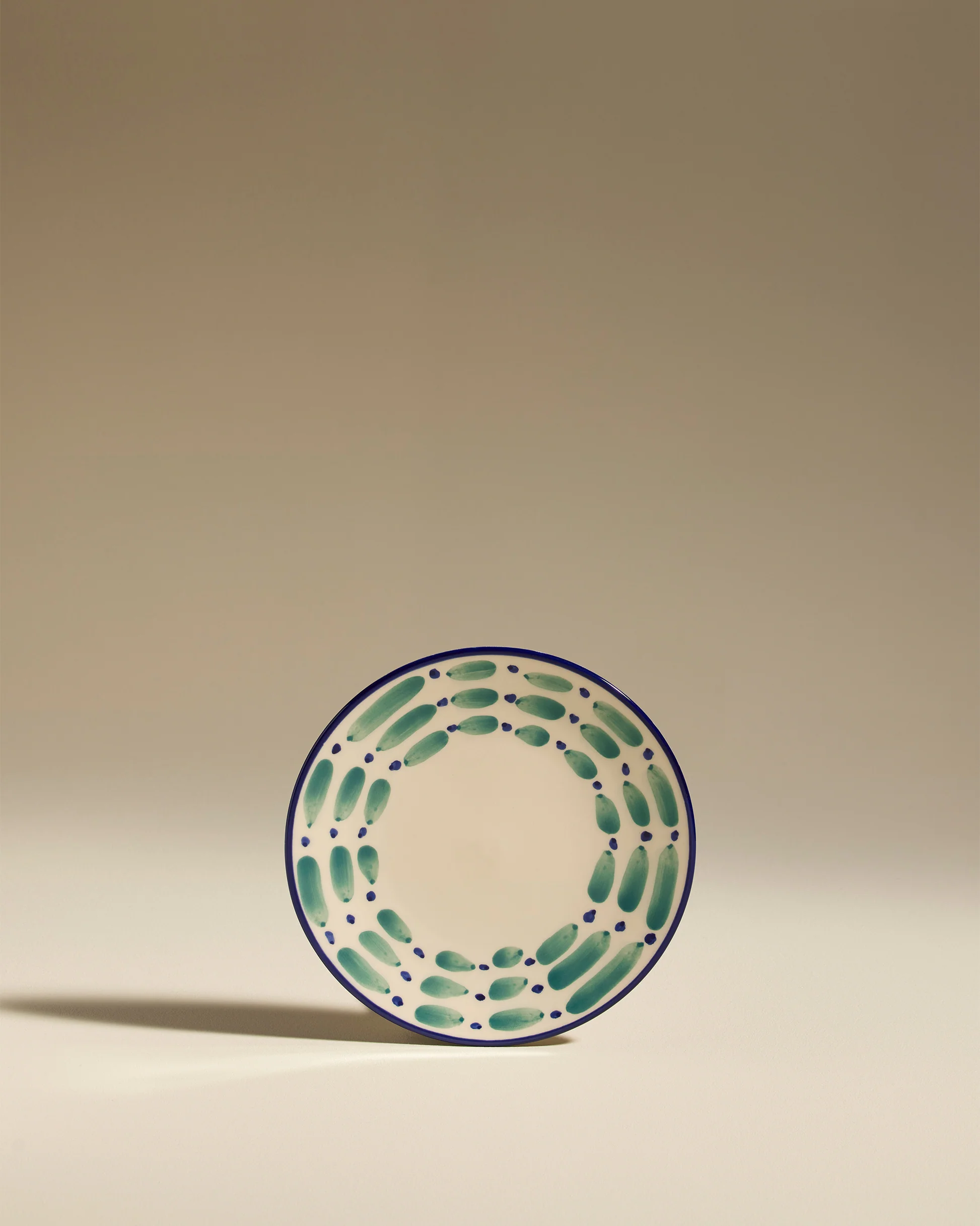 Assiette plate Aura Outremer 22 cm, décor peint à la main, céramique fabriquée au Portugal.