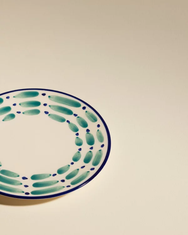 Assiette plate Aura Outremer 22 cm, décor peint à la main, céramique fabriquée au Portugal.