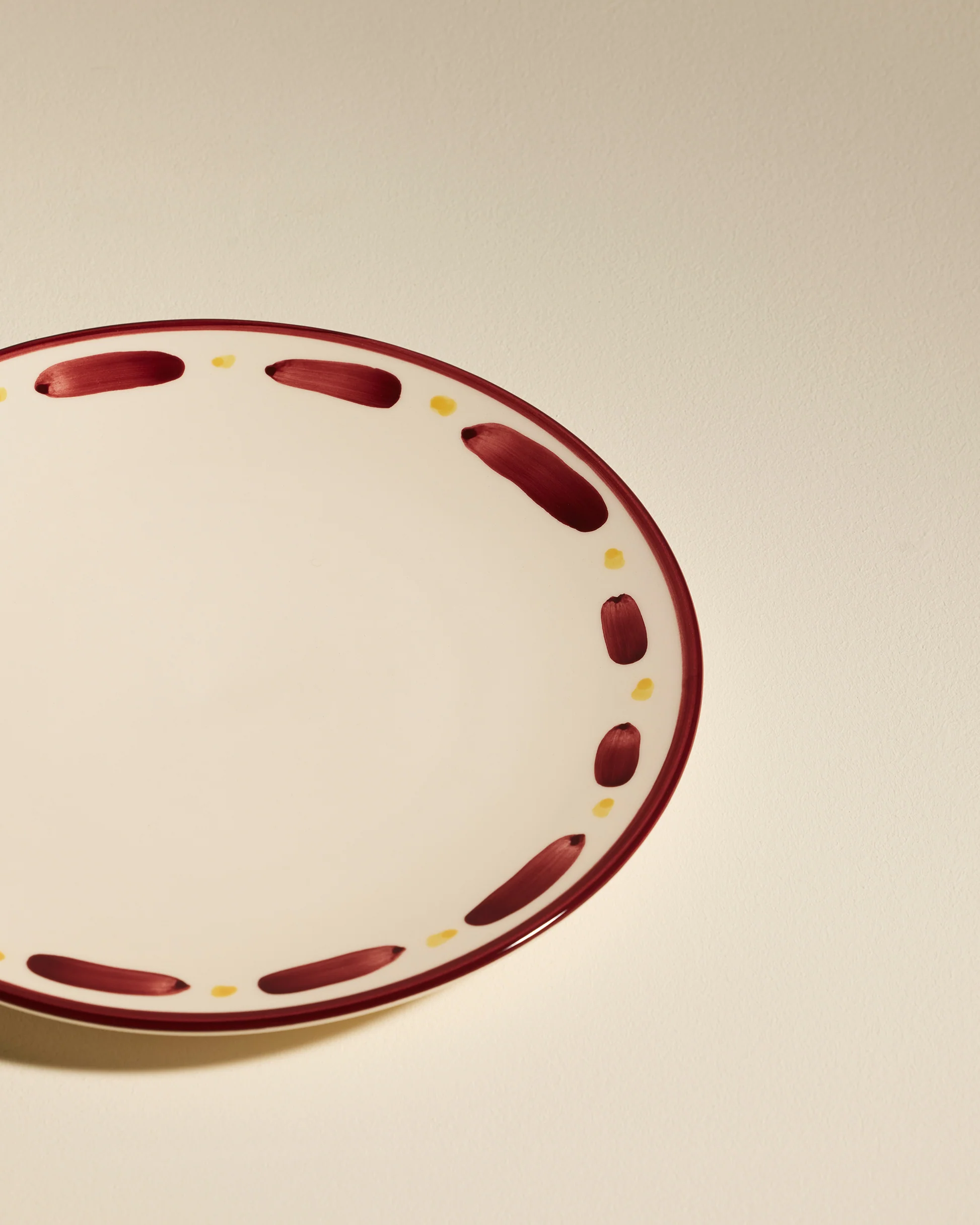 Assiette plate Aura Carmin 27 cm décorée à la main en céramique