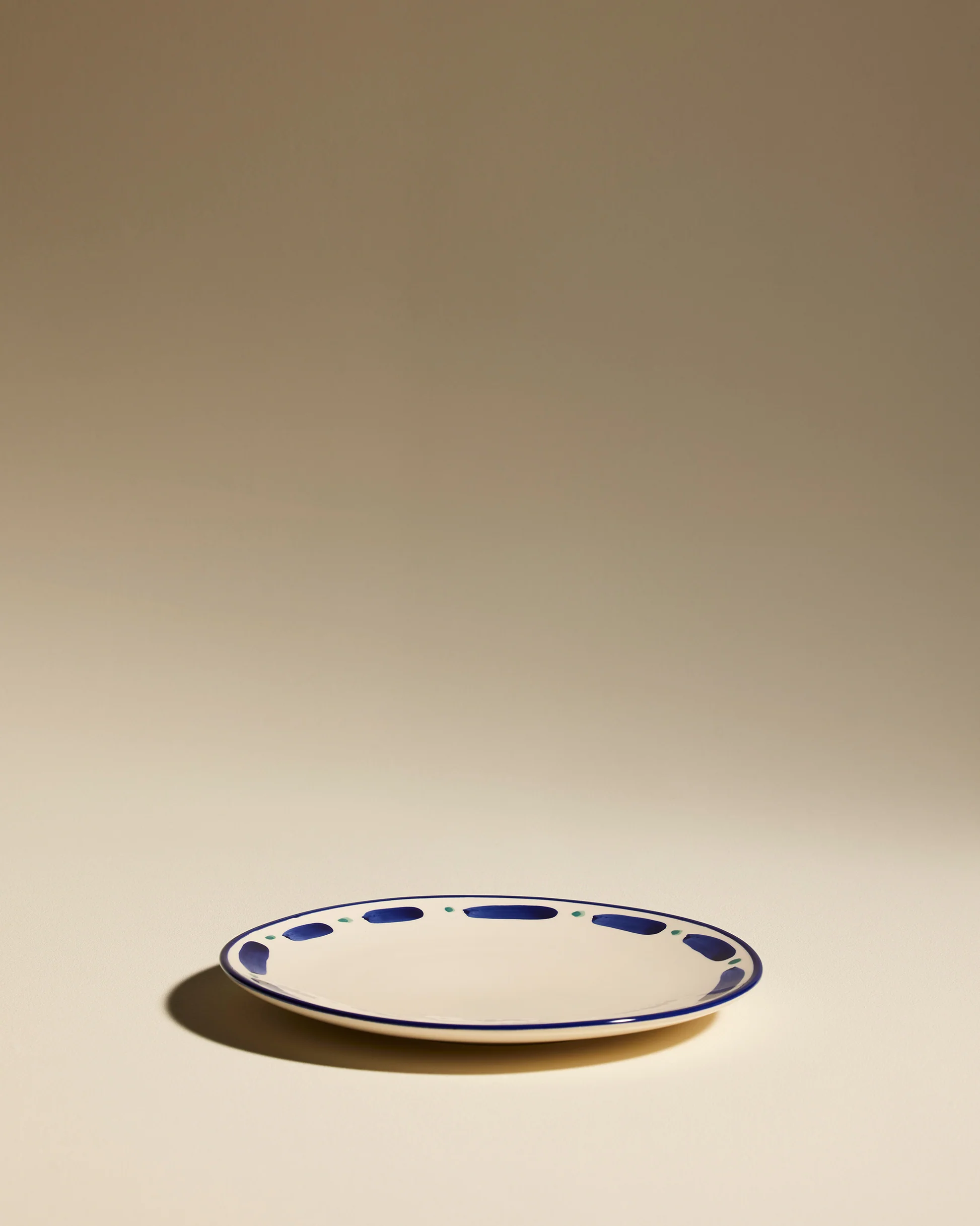Assiette plate Aura Outremer – décor peint à la main – céramique – 27 cm – fabriquée au Portugal.