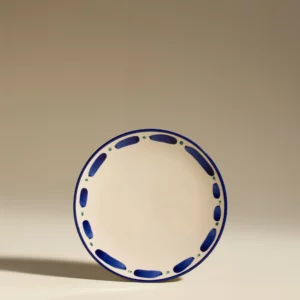 Assiette plate Aura Outremer – décor peint à la main – céramique – 27 cm – fabriquée au Portugal.