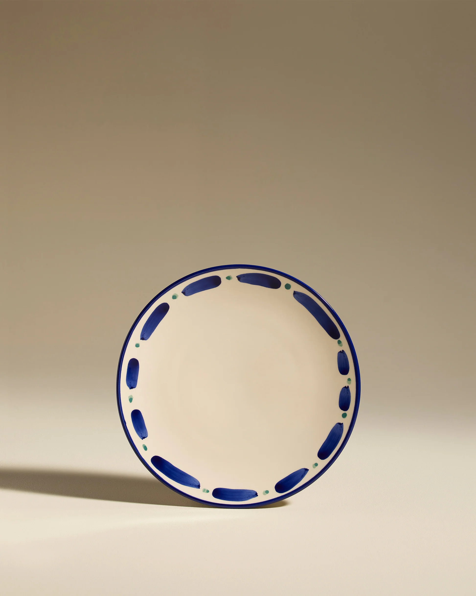 Assiette plate Aura Outremer – décor peint à la main – céramique – 27 cm – fabriquée au Portugal.