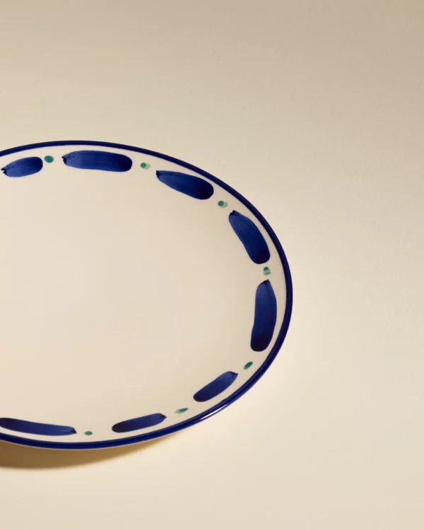 Assiette plate Aura Outremer – décor peint à la main – céramique – 27 cm – fabriquée au Portugal.