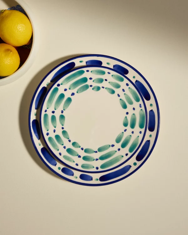 Assiette plate Aura Outremer – décor peint à la main – céramique – 27 cm – fabriquée au Portugal.