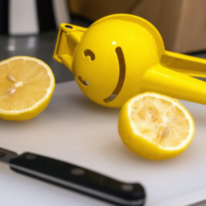 Presse agrume Smile en alliage d'aluminium avec un design souriant, facile à utiliser et compatible avec le lave-vaisselle.
